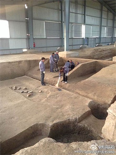 Lăng mộ được phát hiện từ tháng 4 năm nay bởi một công ty xây dựng thuộc Dương Châu (Giang Tô). Doanh nghiệp này khi đào móng xây dựng công trình nhà cao tầng đã phát hiện lăng mộ.