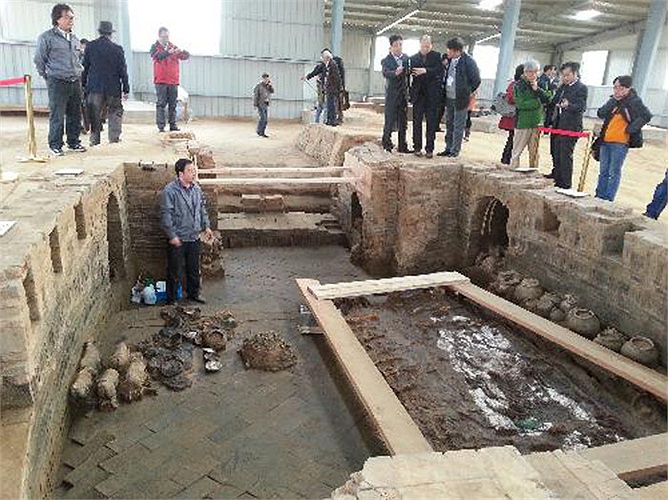 Ngay lập tức các nhà khảo cổ đã vào cuộc. Việc phát hiện những ngôi mộ vòm, mộ gạch hàng ngàn năm tuổi ở Trung Quốc là sự kiện diễn ra hàng ngày. 