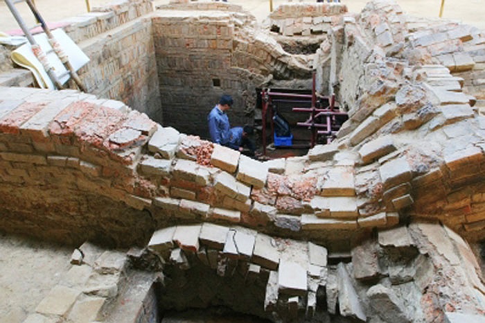 Các nhà khảo cổ đã tìm thấy nhiều di vật, chứng tích khẳng định đây là mộ vua Tùy Dạng Đế. Tấm bia ở góc Nam ngôi mộ khắc năm mất trùng thời điểm sử sách ghi nhận Tùy Dạng Đế qua đời vào năm 618.