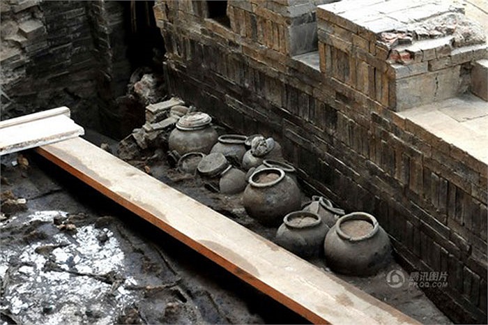 Lăng mộ Tùy Dạng đế khá khiêm tốn so với lăng mộ vua chúa Trung Hoa, khi có diện tích chỉ khoảng 20 mét vuông.