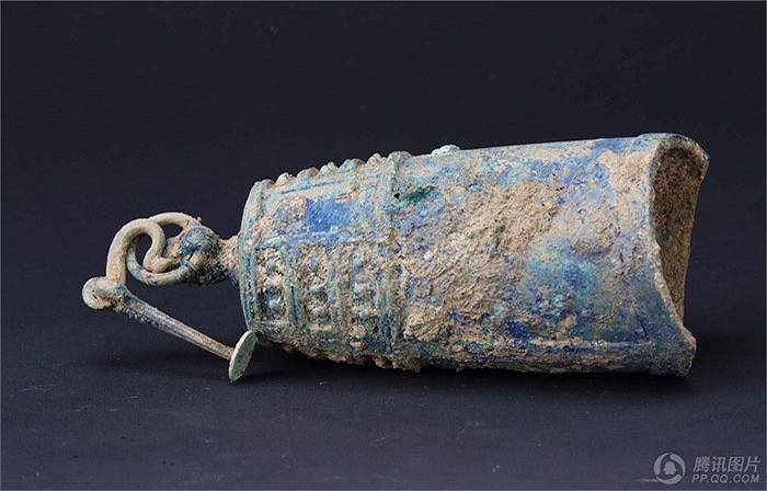 Từ nhỏ, Tùy Dạng Đế Dương Quảng đã tỏ ra thông minh, tuấn tú, hiếu học, thuộc làu kinh sử, giỏi thơ văn. 