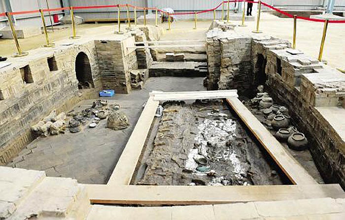 Mới 20 tuổi, Dương Quảng đã thống lĩnh quân đội đánh dẹp nhà Trần. Năm ngoài 30 tuổi cầm quân đại phá quân Đột Quyết, chém đầu mấy ngàn quân địch.