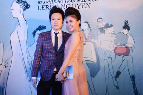 Trương Ngọc Ánh thân mật với trai lạ