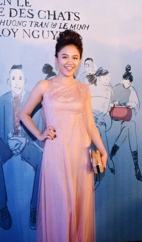 Trương Ngọc Ánh thân mật với trai lạ