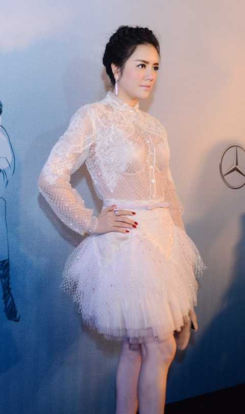 Trương Ngọc Ánh thân mật với trai lạ