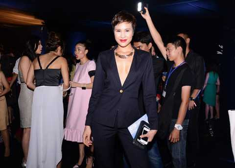 Trương Ngọc Ánh thân mật với trai lạ