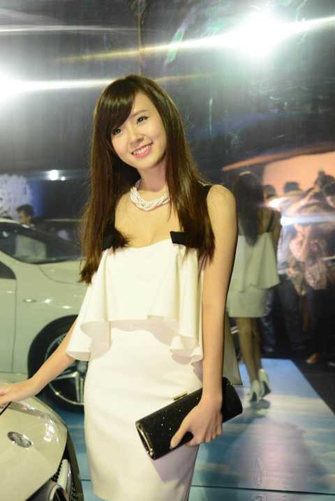 Trương Ngọc Ánh thân mật với trai lạ