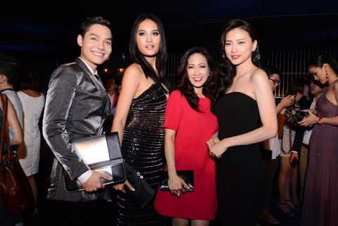 Trương Ngọc Ánh thân mật với trai lạ