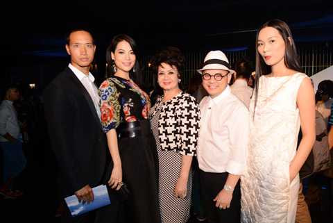 Trương Ngọc Ánh thân mật với trai lạ