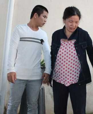 Chị Hồng khóc cay đắng khi bị con lừa tiền đi ăn chơi.