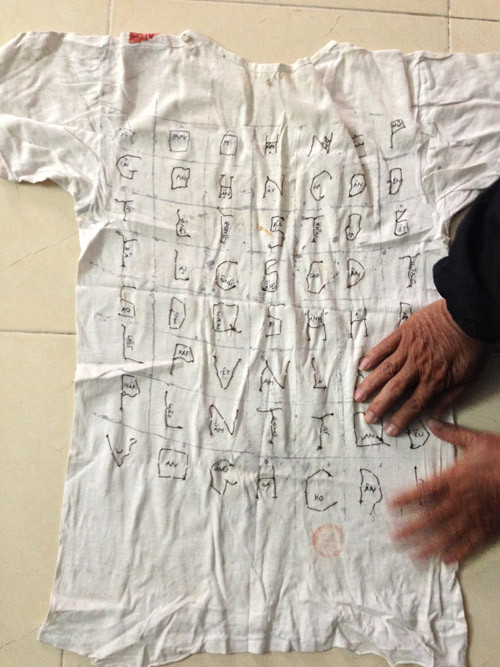 Tử tù dùng tăm thêu đơn kêu oan lên áo