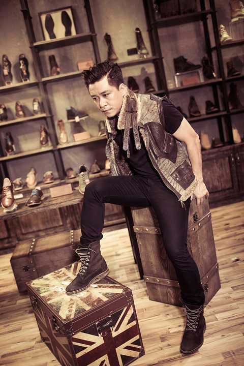 Tuấn Hưng bụi bặm trong bộ sưu tập giày siêu 'chất'