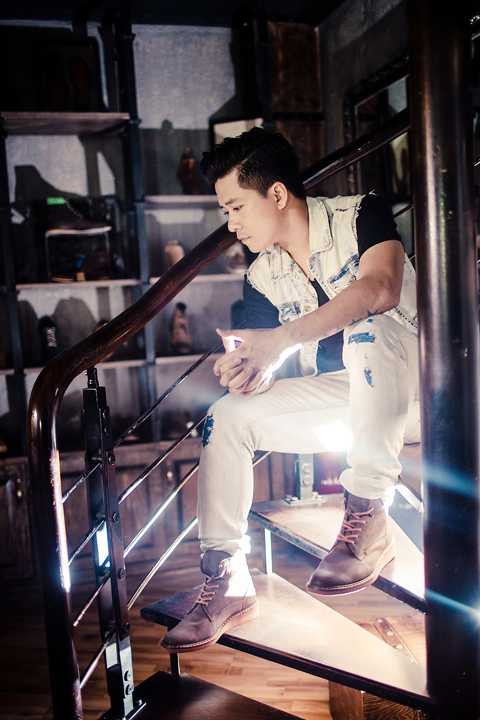 Tuấn Hưng bụi bặm trong bộ sưu tập giày siêu 'chất'