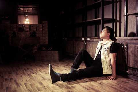 Tuấn Hưng bụi bặm trong bộ sưu tập giày siêu 'chất'