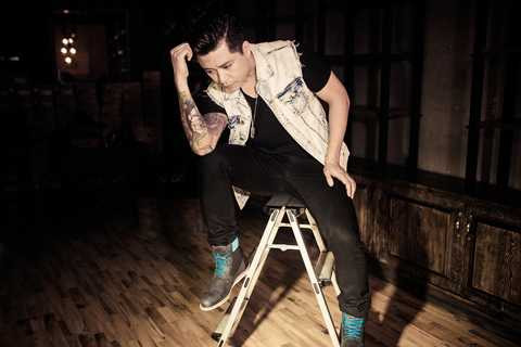 Tuấn Hưng bụi bặm trong bộ sưu tập giày siêu 'chất'