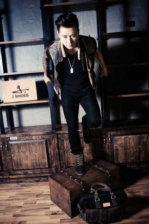 Tuấn Hưng bụi bặm trong bộ sưu tập giày siêu 'chất'