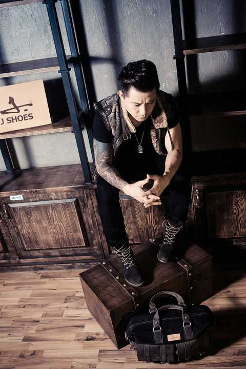 Tuấn Hưng bụi bặm trong bộ sưu tập giày siêu 'chất'