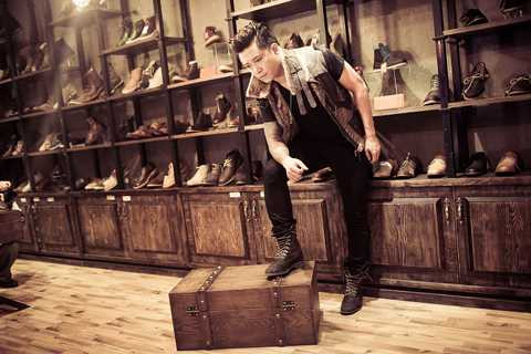 Tuấn Hưng bụi bặm trong bộ sưu tập giày siêu 'chất'