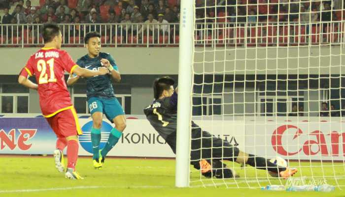 Bửu Ngọc cứu bóng trên vạch vôi