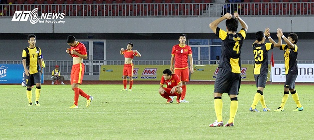 Các cầu thủ gục xuống khi tiếng còi mãn cuộc vang lên.