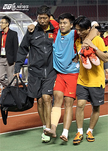 Trung vệ Mạnh Hùng không thể tự rời sân. (Hà Thành thực hiện)