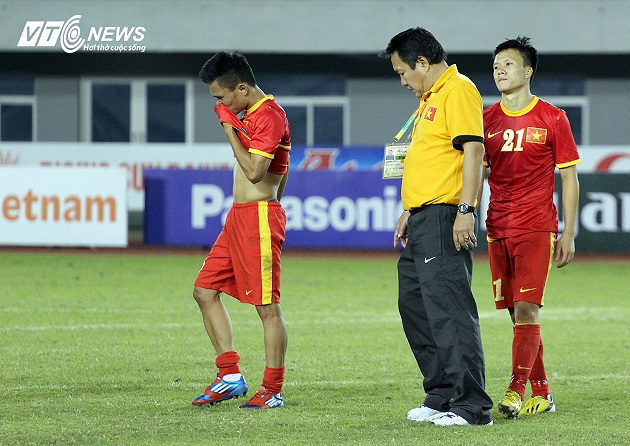 Thầy trò cúi mặt rời sân.