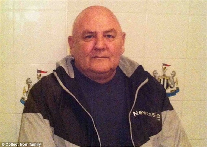 Lúc đầu, ông thấy một nốt trên má nhưng không bao giờ nghĩ nó là biểu hiện của ung thư. 'Tất cả bắt đầu với chỉ một nốt trên mặt và nó đã không có gì đặc biệt nên tôi không lo lắng về nó', ông Martin nói. 