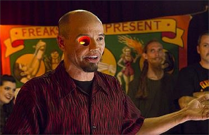 May thay, ông đã sống sót và mang theo trên khuôn mặt một lỗ hổng lớn ở hốc mắt. Thay vì phải che đi nhược điểm của khuôn mặt thì Billy lại làm xiếc với nó: thò tay qua miệng thông lên hố mắt hay “đốt lửa” trong hố mắt.