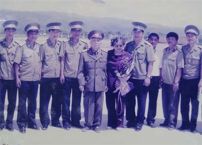 Đại tướng Võ Nguyên Giáp và phu nhân chụp ảnh cùng tổ bay của Trung đoàn 916 trong chuyến đi thăm lại chiến trường Điện Biên Phủ, năm 2004 (ảnh chụp lại từ phòng truyền thống Trung đoàn).