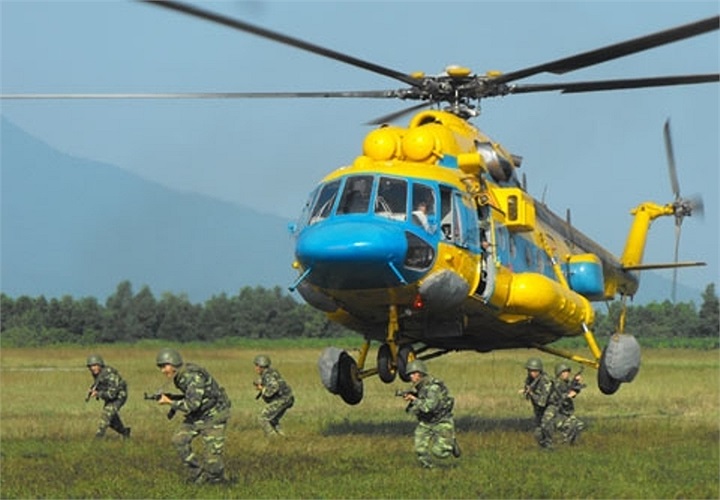 Những năm gần đây, Trung đoàn đã vinh dự được giao nhiệm vụ thực hiện những chuyến bay quan trọng tại chương trình diễu binh, diễu hành trong dịp Đại lễ 1.000 năm Thăng Long – Hà Nội; diễn tập thực binh ứng phó thảm họa khẩn cấp khu vực ASEAN.