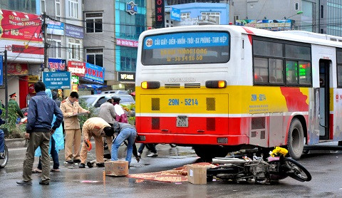 Hà Nội:Va chạm với xe buýt, một phụ nữ mang bầu tử vong