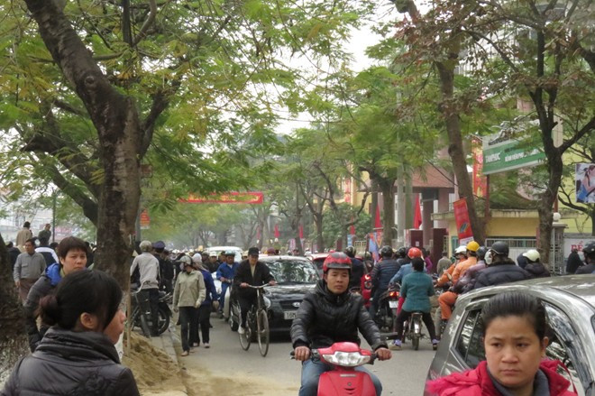 Người dân hiếu kỳ đứng xem tìm kiếm khiến đường ùn tắc cục bộ.