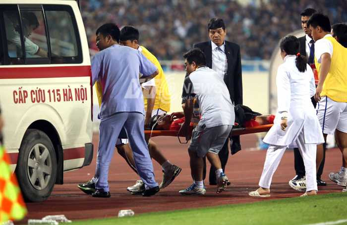 văn Nhiên lên cáng