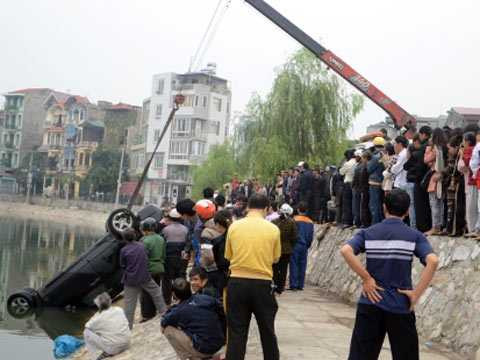 Honda Civic tắm hồ