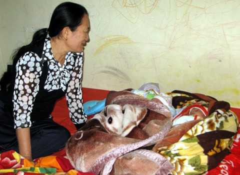  Mẹ đẻ chị D. chăm sóc cho hai cháu.