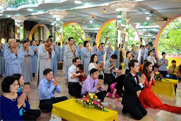 Đôi vợ chồng trẻ chia sẻ rằng buổi lễ đã giúp họ và mọi người hiểu được ý nghĩa của đời sống lứa đôi trong tình thương yêu và tương kính, luôn dìu dắt nhau trên mọi nẻo đường của cuộc đời. 