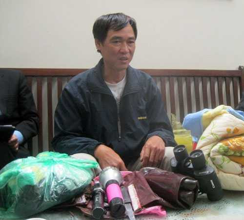  Ông Bùi Đức Quang và những vật dụng mang theo trong hành trình tìm kiếm