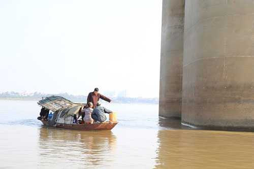  Gia đình tìm kiếm thi thể chị H. trên sông, gần cầu Thanh Trì, Hà Nội