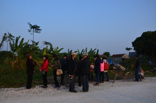  Người dân thuộc xóm 5, Lý Nhân, Hà Nam ra xem đoàn tìm kiếm.