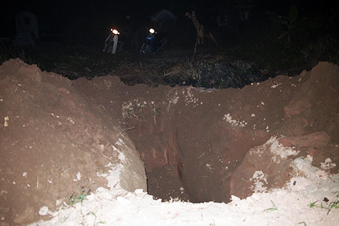 Phó công an xã Vũ Quang Hưng đưa phóng viên đến hiện trường ngôi mộ bị đào xới. Công an sẽ giữ hiện trạng như vậy cho đến khoảng 10 ngày, nửa tháng.