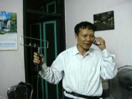  Kỹ sư Nguyễn Văn Hào đang biểu diễn máy BXT.