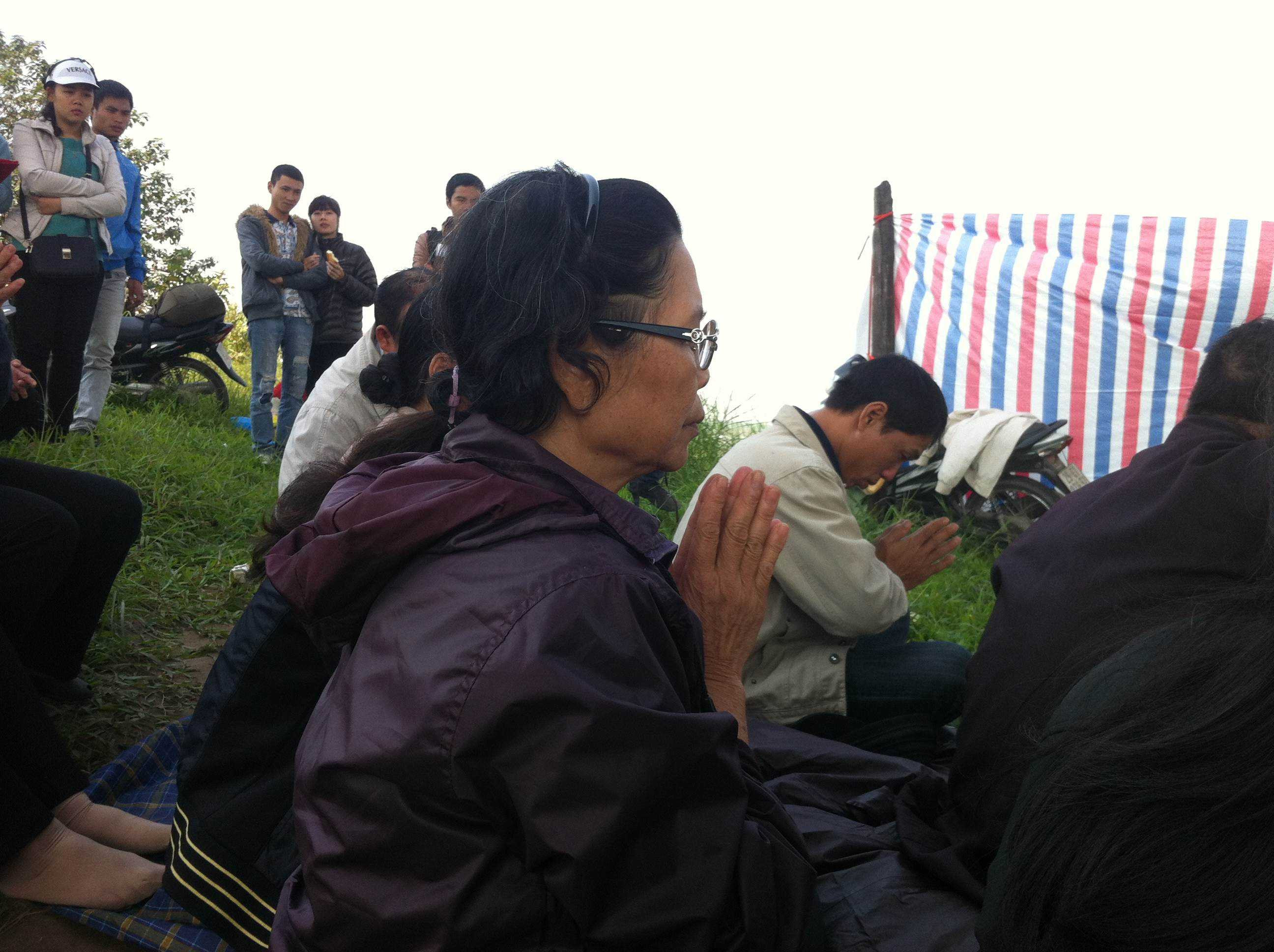  Bà Hiền - mẹ đẻ chị Huyền cầu mong sớm tìm thấy xác con.