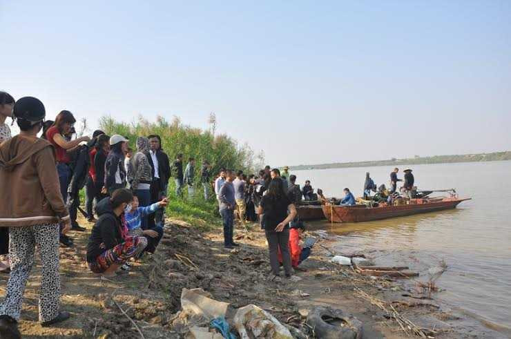 Thuyền sục cát thổi bay cát dưới sông để tạo điều kiện thuận lợi cho thợ lặn tìm kiếm. Ảnh: Minh Chiến