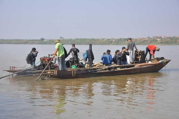 Thuyền sục cát thổi bay cát dưới sông để tạo điều kiện thuận lợi cho thợ lặn tìm kiếm. Ảnh: Minh Chiến