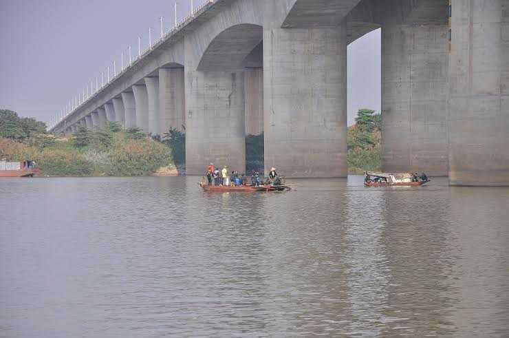 Thuyền sục cát thổi bay cát dưới sông để tạo điều kiện thuận lợi cho thợ lặn tìm kiếm. Ảnh: Minh Chiến 