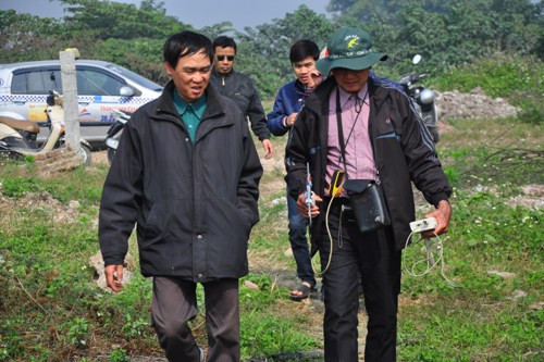  TS Bằng cùng người nhà nạn nhân đi dò tìm xác chị Huyền ở khu vực cầu Thanh Trì.