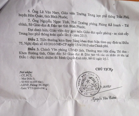 Dựa vào tờ trình của Sở GD-ĐT tỉnh Bình Phước, UBND tỉnh ra quyết định tặng bằng khen Giáo viên dạy giỏi cho ông Tỉnh