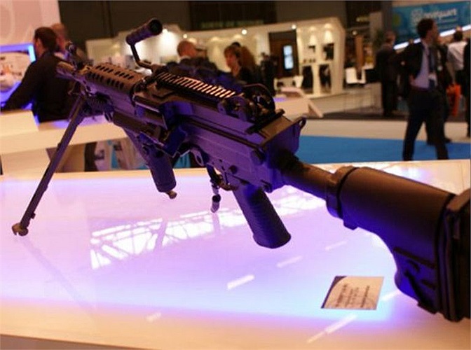 Các cải tiến chủ yếu nằm ở những điểm: Báng rút có thể chỉnh độ dài (5 nấc) để sử dụng thoải mái với loại áo giáp chống đạn mà người lính sử dụng lẫn phụ kiện mang. 