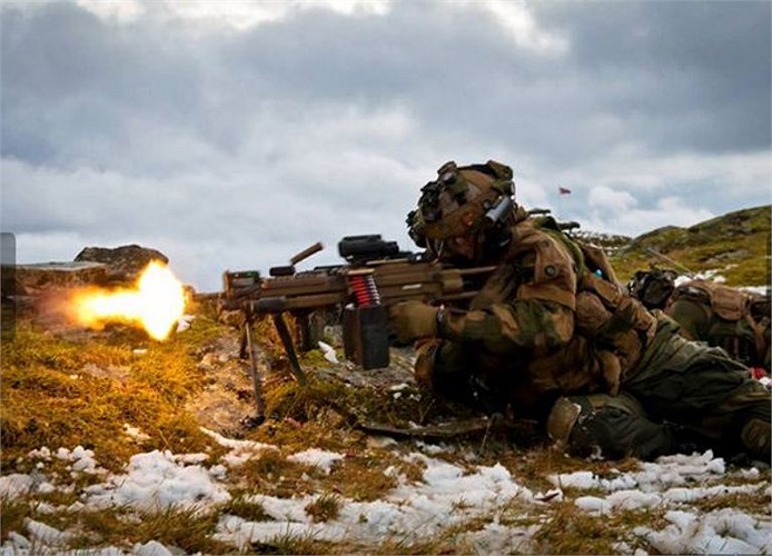 Có thêm tay cầm phụ giúp ổn định khi bắn không có điểm tỳ (hay không sử dụng chân chống) cũng như di chuyển kể cả tay khỏe hay yếu. Thêm lớp chắn nóng giúp giảm nguy cơ tay vô tình chạm vào nòng súng nóng bỏng. 