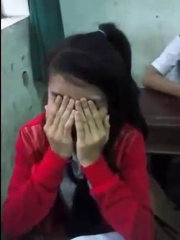 Theo nguồn tin từ trường THPT Nguyễn Huệ (Bình Định), do không chịu được sức ép dư luận trong mấy ngày qua nên thầy Trần Anh Tuấn đã xin phép về quê nghỉ ngơi. Học sinh Hà Nội tranh tài trên sân chơi trí tuệ Nữ cảnh sát đam mê hoạt động từ thiện Vụ chi tiền tỷ “bôi trơn” ở Thanh Hoá: “Tôi thật sự rất sốc!” Bị thầy giáo tát, học trò thủng màng nhĩ phải nhập viện PGS Văn Như Cương: Học sinh quay clip ở Bình Định tôi còn khen hơn chê Vụ thầy trò đánh nhau ở Bình Định: Kiểm điểm cả học sinh quay clip Thông tin thầy giáo Trần Anh Tuấn (giáo viên đánh học sinh trên bục giảng) về quê ở huyện Tuy Phước đã khiến nhiều học sinh của trường bất ngờ. Nhất là khi trong ngày hôm qua (22/2) Hội đồng kỷ luật Trường THPT Nguyễn Huệ (thị trấn Phú Phong, huyện Tây Sơn, tỉnh Bình Định) đã tổ chức cuộc họp kỷ luật đối với các cá nhân liên quan xoay quanh vụ việc thầy giáo và học trò. Thầy Trần Anh Tuấn được học sinh đề nghị ở lại trường giảng dạy tiếp. Hình thức kỷ luật với các cá nhân liên quan như thế nào thì chưa rõ, nhưng quyết định về quê của thầy giáo trẻ Trần Anh Tuấn khiến nhiều người hoài nghi về một bản kỷ luật “cho thôi việc”? Nói với báo chí ngay sau cuộc họp ngày hôm qua, bà Quách Nguyễn Huyền Trân, Hiệu trưởng THPT Nguyễn Huệ cho biết, do tính chất vụ việc nhạy cảm nên hình thức kỷ luật được giấu kín và sẽ gửi báo cáo về Sở GD&ĐT rồi mới thông tin tiếp? Học sinh nằng nặc giữ thầy ở lại với trường Liên quan tới quyết định về quê của thầy Trần Anh Tuấn, tối qua đã xuất hiện một clip dài khoảng 3 phút 18 giây ghi lại cảnh chia tay của thầy giáo trẻ Trần Anh Tuấn với lớp 10A9 (Trường THPT Nguyễn Huệ) chứ không phải lớp 11A1 – nơi xảy ra sự việc. Nhiều học sinh đã khóc trước khi thầy Tuấn về quê nghỉ ngơi. Suốt thời lượng của clip này, thầy Tuấn bị “bao vây” bởi rất nhiều học sinh trong lớp với mong muốn thầy ở lại tiếp tục giảng dạy, có những ý kiến nói với thầy rằng: “Mọi chuyện đã tốt đẹp rồi, thầy ở lại đi, ở lại đi thầy…”. Trong clip, các học sinh lớp 10A9 đều rất lưu luyến thầy giáo Trần Anh Tuấn, thậm chí đã có những lúc thầy Tuấn cố gắng xách cặp ra khỏi cửa nhưng vẫn bị các em học sinh này chạy ra chặn lại, có em còn kéo tay thầy ờ lại không cho về. Biết là sẽ không giữ được thầy ở lại, nhiều học sinh đã khóc và nói “chúng em cảm ơn thầy”. Hình ảnh trong clip có vẻ đó là buổi dạy cuối cùng của thầy Tuấn học cũng có thể là lúc lên lớp để chia tay các em học sinh trước khi về quê. Biết không thể đi khỏi lớp, thầy Tuấn bèn cho các em vào lớp và dặn dò, quang cảnh trong lớp buồn và không ai nói với ai câu nào, thậm chí một số học sinh nam còn gục mặt xuống bàn khóc. Liên quan tới sự việc này, ngay lập tức Phóng viên Báo Giáo dục Việt Nam đã cố gắng liên hệ với bà Trân – hiệu trưởng nhà trường nhưng đều chưa kết nối được. Được biết, chiều ngày 21/2, Phó Chủ tịch UBND tỉnh Bình Định Mai Thanh Thắng đã làm việc với Sở GD&ĐT về vụ việc trên tại Trường THPT Nguyễn Huệ. Cuộc họp có sự tham dự của Hiệu trưởng Trường THPT Nguyễn Huệ Quách Nguyễn Huyền Trân. Lãnh đạo tỉnh Bình Định cũng đề nghị Sở GD&ĐT xử lý nhanh, nghiêm khắc, song đảm bảo chặt chẽ, đúng quy định đối với những cá nhân liên quan. Giao cho Sở Nội vụ hướng dẫn thực hiện quy trình xem xét kỷ luật đối với giáo viên Trần Anh Tuấn. Riêng với học sinh, ông Thắng cho biết cần đảm bảo nguyên tắc thỏa đáng, khách quan, công bằng và phải mang tính <a href='https://vtcnews.vn/giao-duc.538.0.html' >giáo dục</a>. Tuyệt đối không được xử theo kiểu 'khép lại con đường học vấn của các em'.